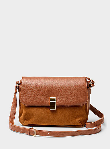 Le sac bandouli&egrave;re faux su&egrave;de accents dor&eacute;s