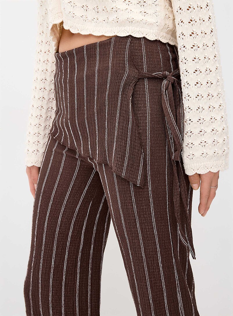 Twik: Le pantalon portefeuille effet froiss&eacute; Blanc cass&eacute; pour femme