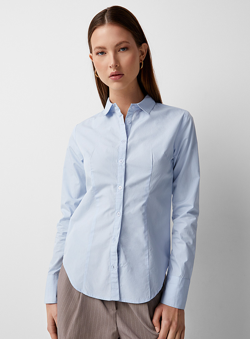 Twik: La chemise ajustée pur coton Bleu pâle-bleu poudre pour femme