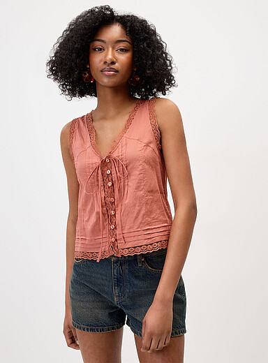 Twik: La camisole boutonn&eacute;e d&eacute;tails dentelle Corail doux pour femme