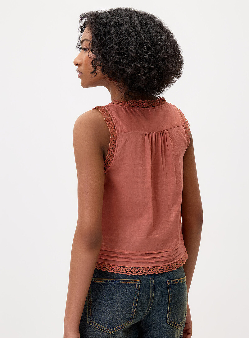 Twik: La camisole boutonn&eacute;e d&eacute;tails dentelle Corail doux pour femme
