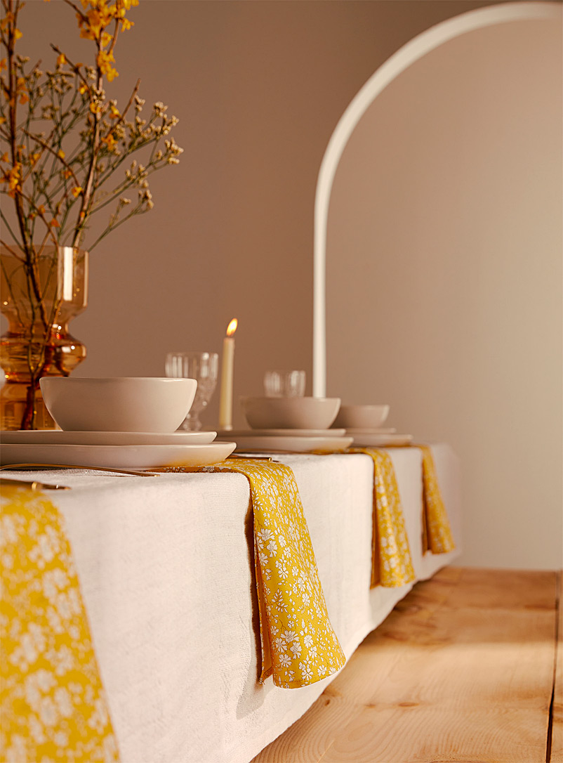 Simons Maison: La serviette de table Capel Faite avec un tissu Liberty Jaune à motifs