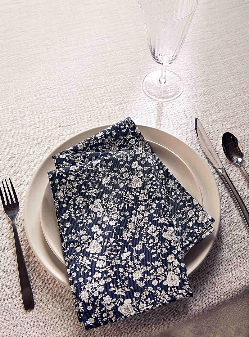 Simons Maison: La serviette de table Summer Blooms Faite avec un tissu Liberty Bleu à motifs