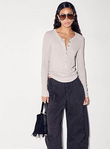 Free People: Le t-shirt henley fines c&ocirc;tes Jamie Gris pour femme
