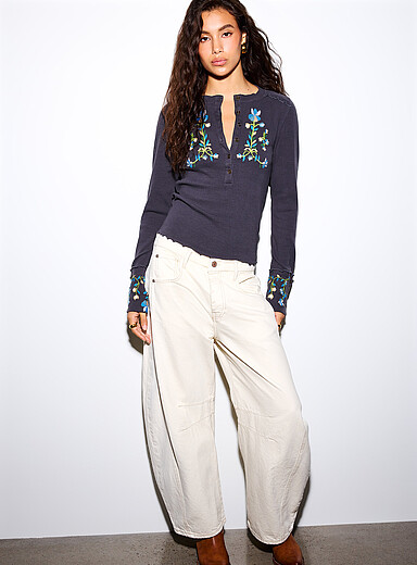 Wavy hem floral embroidery henley T-shirt