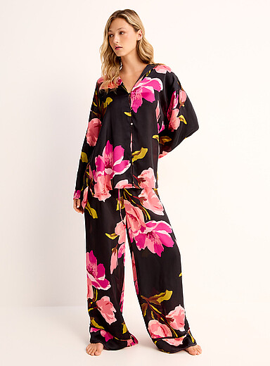 Free People: L'ensemble pyjama satin&eacute; fleurs Dreamy Days Noir &agrave; motifs pour femme