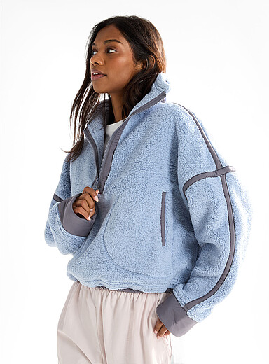 Free People: Le chandail polaire pelucheux Moutain High Bleu p&acirc;le - Bleu ciel pour femme