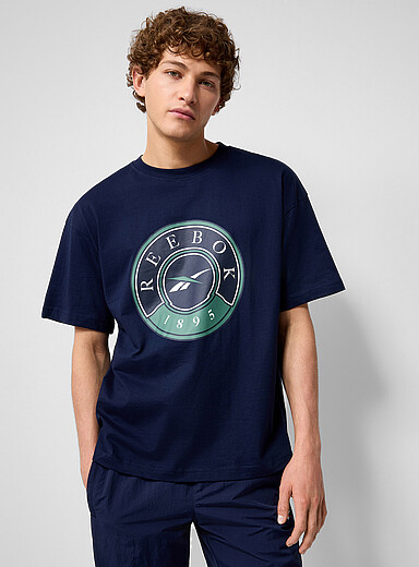 Reebok Classic: Le t-shirt logo r&eacute;tro enduit Gris &agrave; motifs pour homme