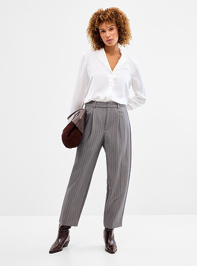 Le pantalon gris ray&eacute; &agrave; plis Domenic <b>Coupe : jambe ballon, taille haute</b>