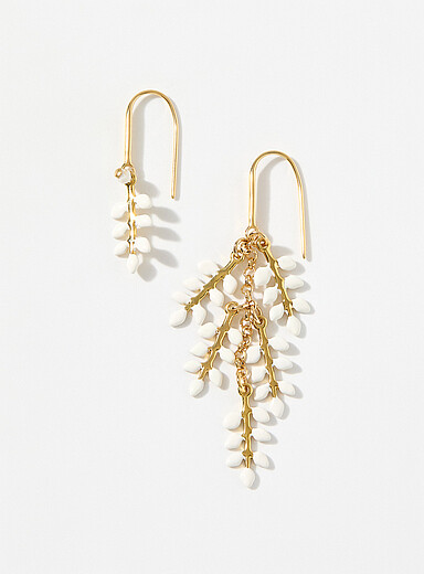 Les boucles d'oreille asym&eacute;triques