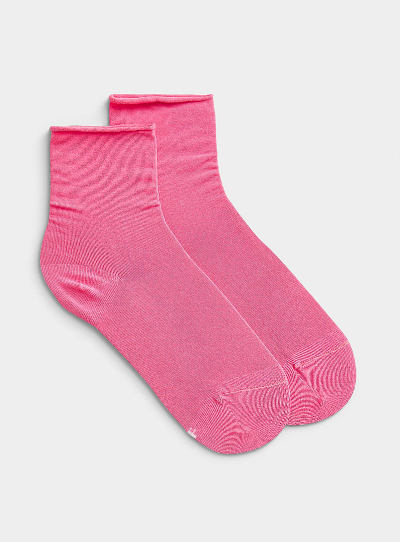 https://imagescdn.simons.ca/images/4043-76593-65-A1_2/velvety-cotton-socks.jpg?__=13