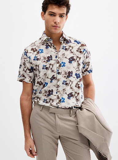 La chemise florale touche de lin <b>Coupe r&eacute;guli&egrave;re</b>
