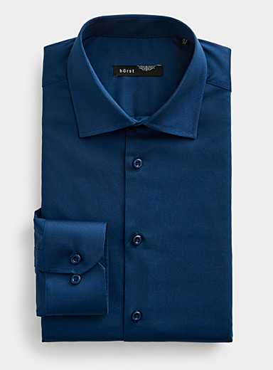 La chemise unie extensible <b>Coupe ajust&eacute;e</b>