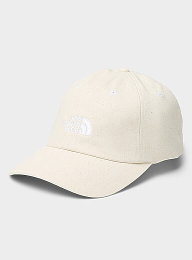 La casquette signature tons neutres