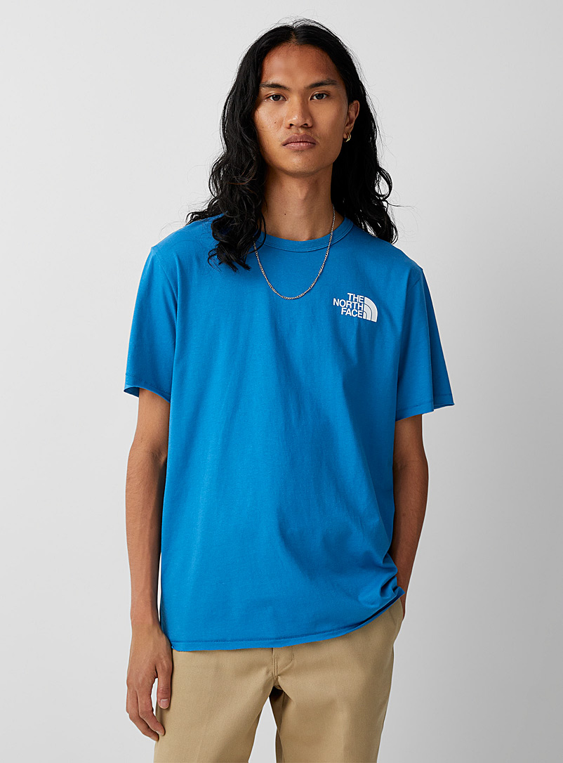 The North Face: Le t-shirt devise d'escalade Bleu moyen-ardoise pour homme