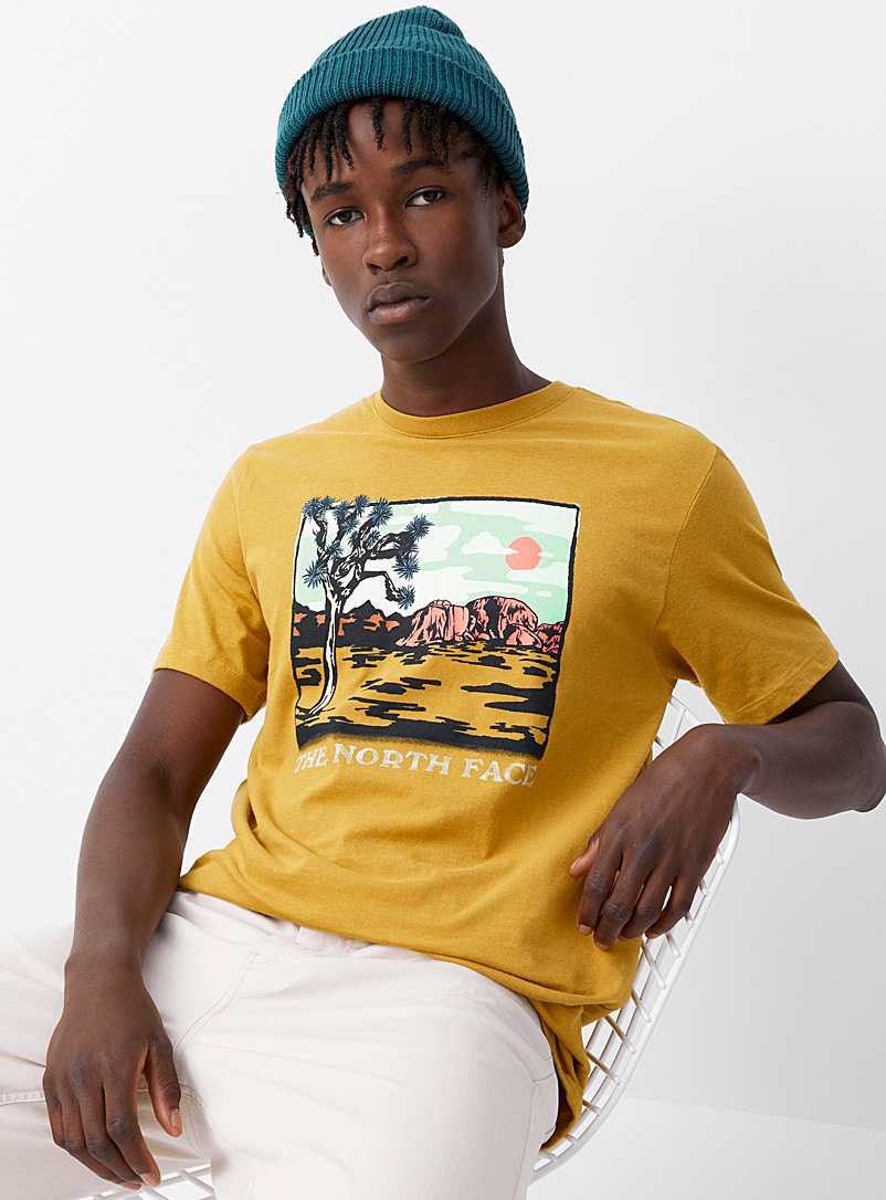 The North Face: Le t-shirt paysage panoramique Jaune or pour homme
