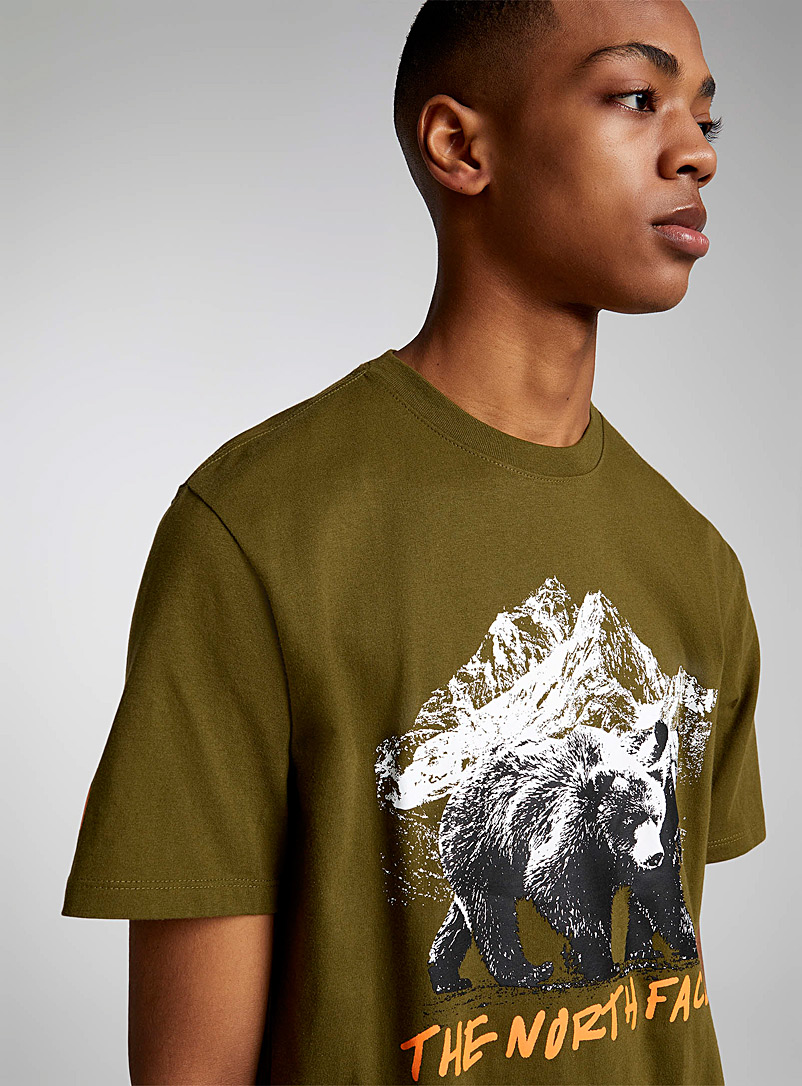 The North Face: Le t-shirt montagnes grizzly Vert foncé-mousse-olive pour homme