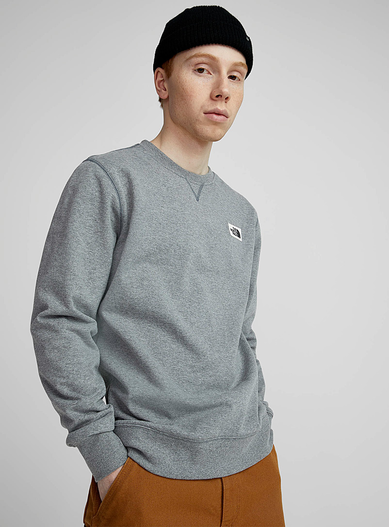 The North Face: Le sweat col rond Heritage Patch Gris pour homme