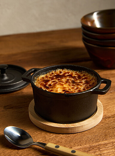 Cast iron mini pot with bamboo tray 2-piece set