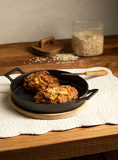 Cast iron skillet with bamboo tray 2-piece set