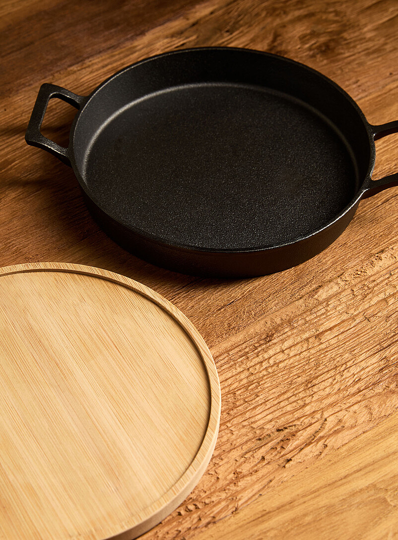 Simons Maison Black Cast iron skillet with bamboo tray 2-piece set