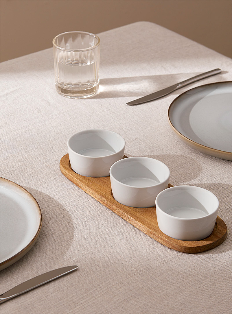 Simons Maison White Serving bowls on acacia board 4-piece set