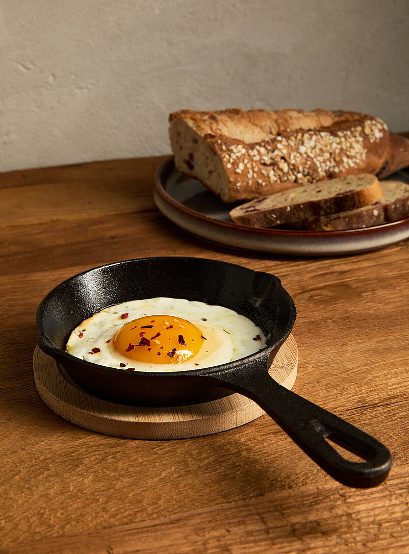 Small cast iron skillet with bamboo tray 2-piece set product image (primary)