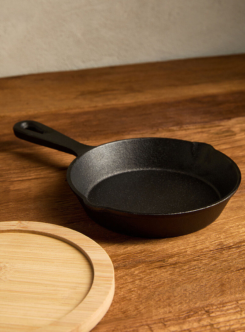 Small cast iron skillet with bamboo tray 2-piece set product image 2