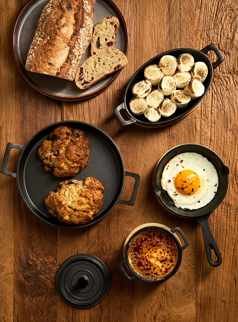 Small cast iron skillet with bamboo tray 2-piece set product image 3