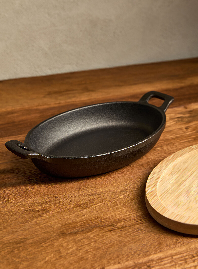 Small cast iron oval skillet with bamboo tray 2-piece set product image 2
