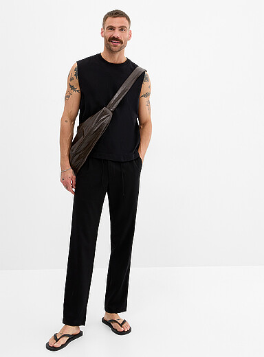 Le pantalon extensible &agrave; plis <b>Coupe droite</b>