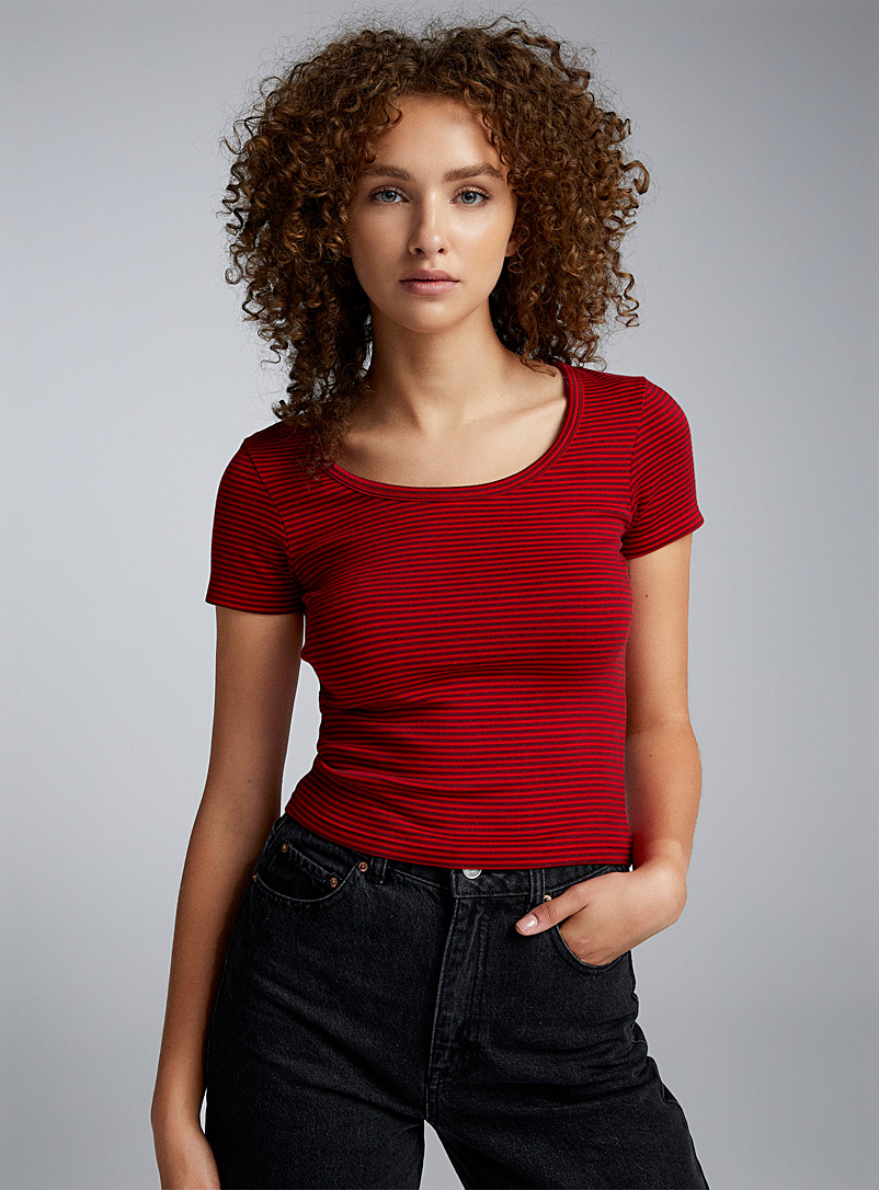 Twik: Le t-shirt col dégagé à rayures Rouge foncé-vin-rubis pour femme