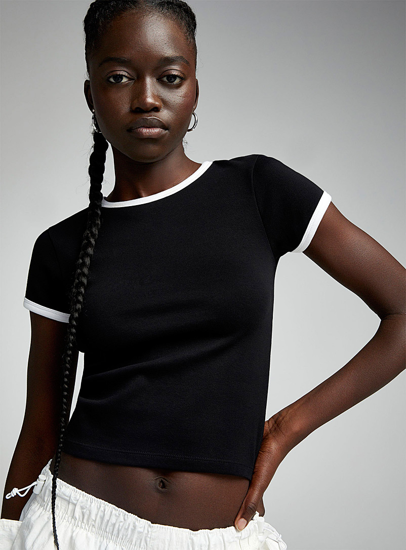 Twik: Le t-shirt mini bords contraste Blanc et noir pour femme