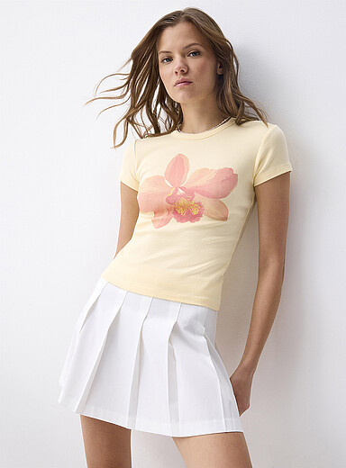 Twik: Le t-shirt col rond minimanches applique Coupe tr&egrave;s ajust&eacute;e Jaune ma&iuml;s - Vanille pour femme