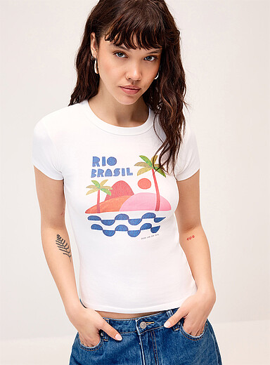 Twik: Le t-shirt col rond minimanches applique Coupe tr&egrave;s ajust&eacute;e Blanc &agrave; motifs pour femme