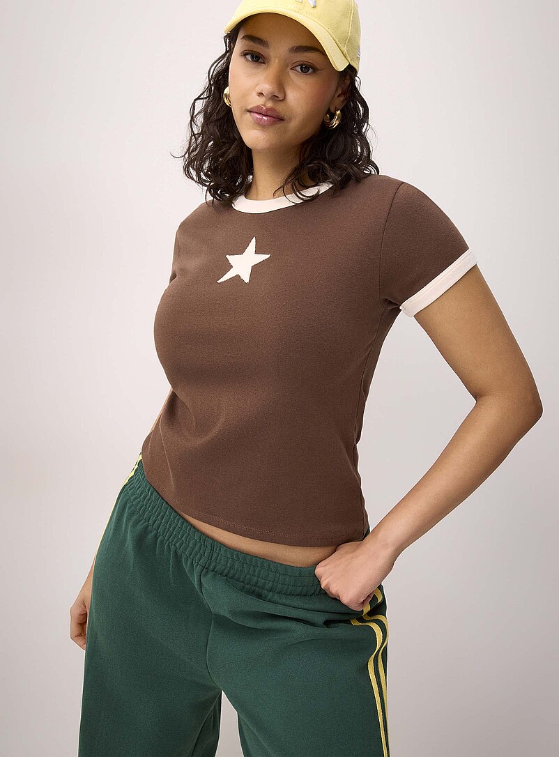 Twik: Le t-shirt graphique bords contraste &Eacute;cru &agrave; motifs pour femme