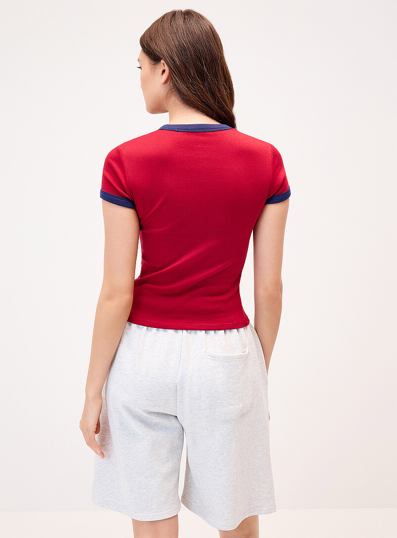 Twik: Le t-shirt graphique bords contraste &Eacute;cru &agrave; motifs pour femme