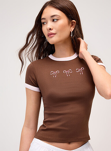 Le t-shirt graphique bords contraste