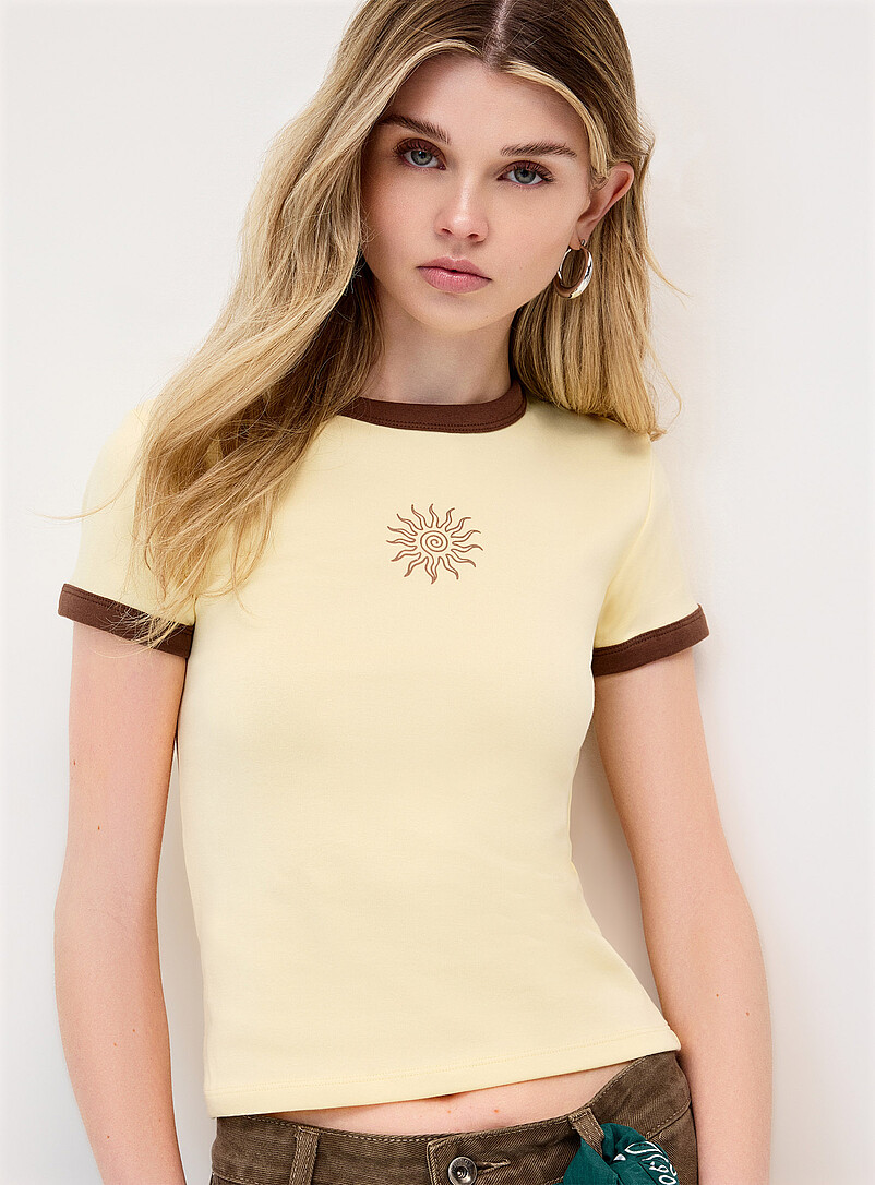 Twik: Le t-shirt graphique bords contraste &Eacute;cru &agrave; motifs pour femme