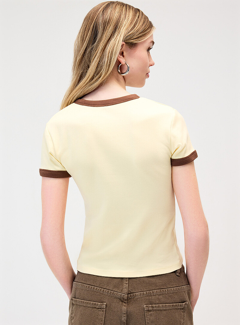 Twik: Le t-shirt graphique bords contraste &Eacute;cru &agrave; motifs pour femme