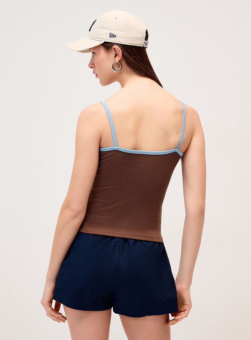 Twik: La camisole courte bordure contraste Bleu fonc&eacute; - Indigo pour femme