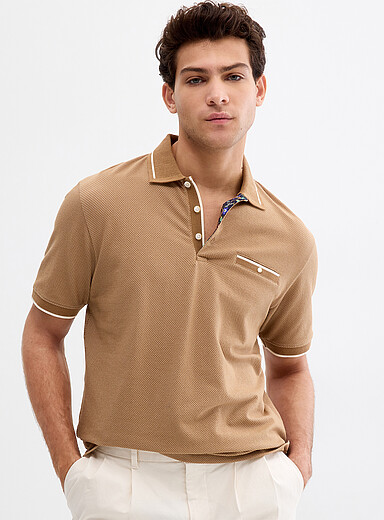 Le polo emboss&eacute; alv&eacute;ole <b>Fait d'un tissu Liberty Fabric</b>