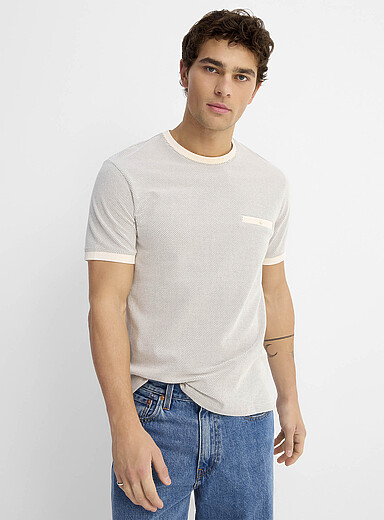 Le t-shirt emboss&eacute; alv&eacute;ole <b>Coupe standard</b>