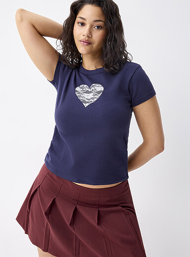 Le t-shirt ajust&eacute; mignon <b>En soutien &agrave; Tel-jeunes et &agrave; Jack.org</b>