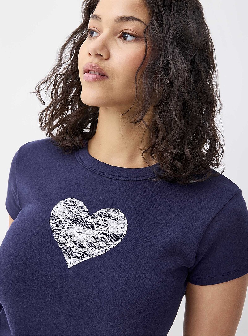 Twik: Le t-shirt ajust&eacute; mignon <b>En soutien &agrave; Tel-jeunes et &agrave; Jack.org</b> Bleu &agrave; motifs pour femme