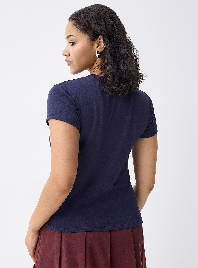 Twik: Le t-shirt ajust&eacute; mignon <b>En soutien &agrave; Tel-jeunes et &agrave; Jack.org</b> Bleu &agrave; motifs pour femme