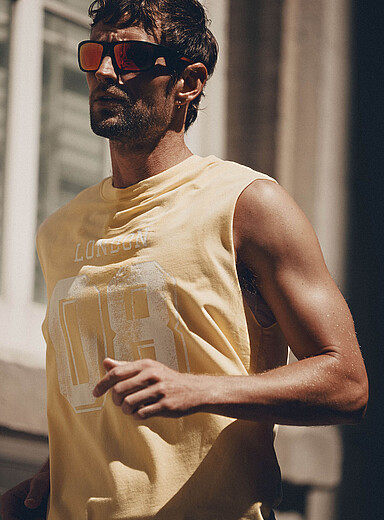 Le t-shirt sans manches d&eacute;lav&eacute; coton bio