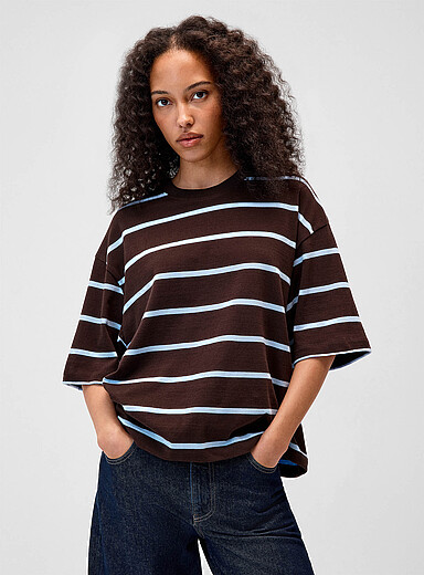 Le t-shirt coupe carr&eacute;e ray&eacute;