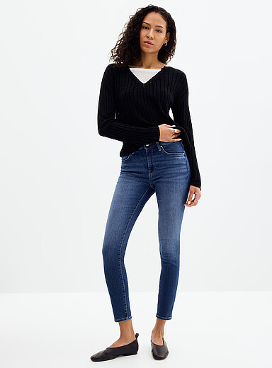 Le jean indigo fonc&eacute; Tess <b>Coupe : jambe ajust&eacute;e, taille mi-haute</b>