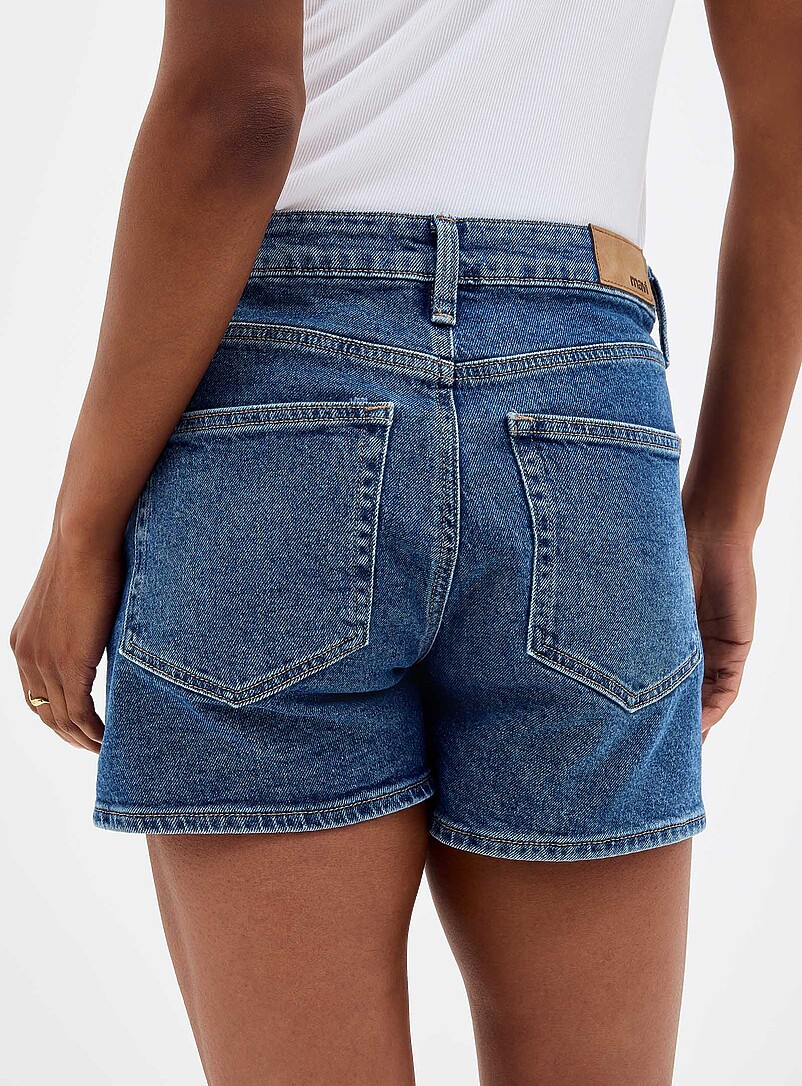 Mavi: Le short indigo moyen Heidi <b>Coupe : jambe d&eacute;contract&eacute;e, taille haute</b> Bleu fonc&eacute; - Indigo pour femme